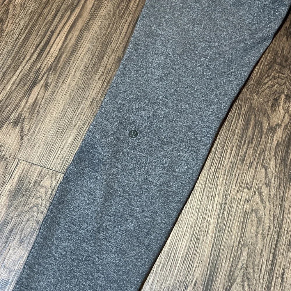 Lululemon women's on the fly pant in size 4 Color Gray